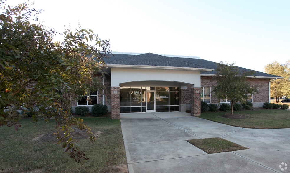 More Photos Of 662 Veterans Pky, Clayton Medical For Lease