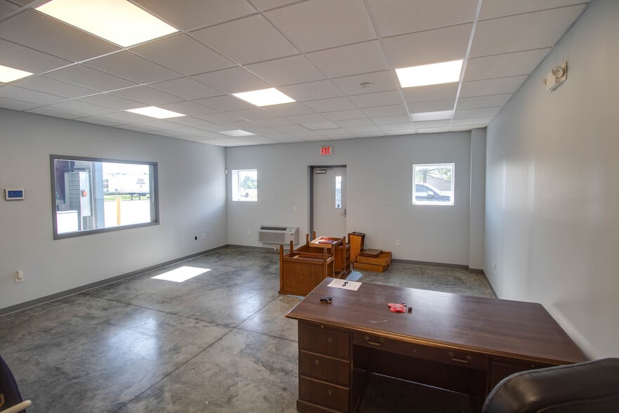 More Photos Of 300 Rou des Chateaux, Bethalto Parking Garage For Sale