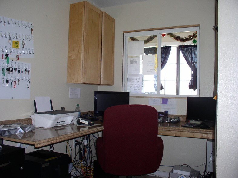 More Photos Of 1009 W Heaton St, Cuero Office For Sale
