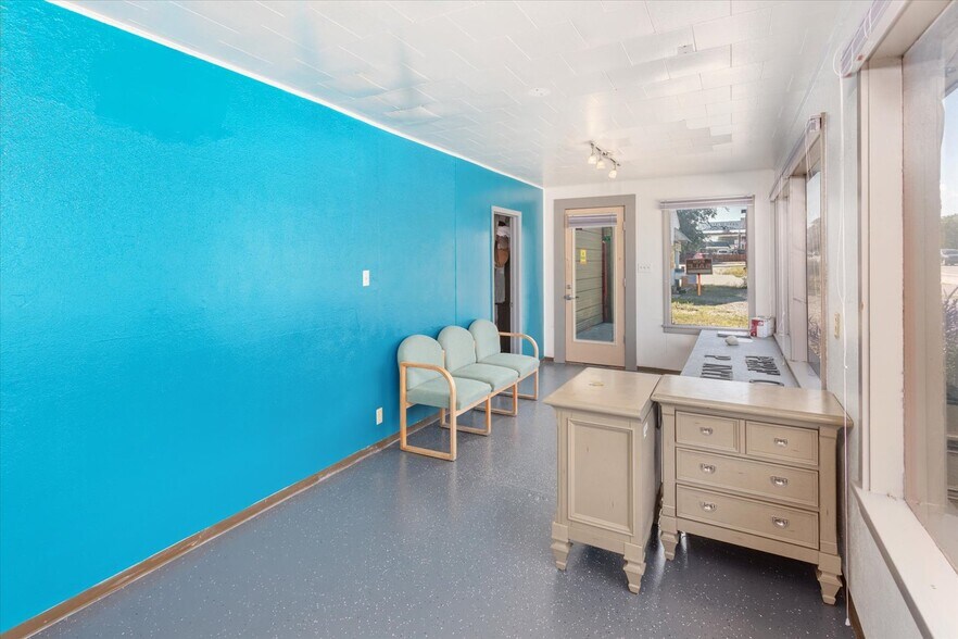 More Photos Of 249 W Rainbow Blvd, Salida Flex For Sale