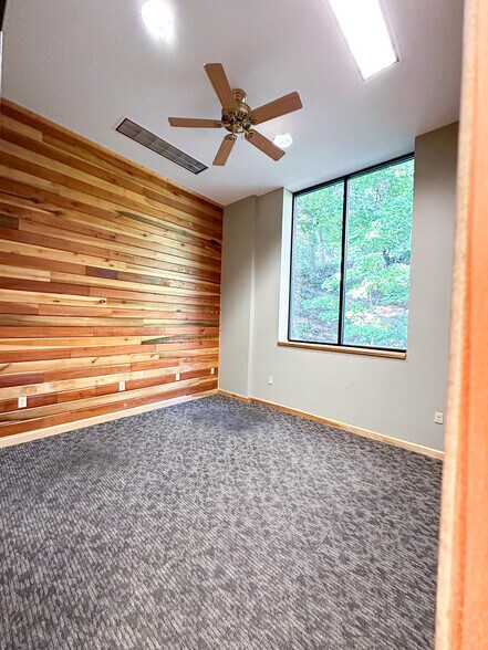 More Photos Of 8100 Ohio River Blvd, Emsworth Office For Lease