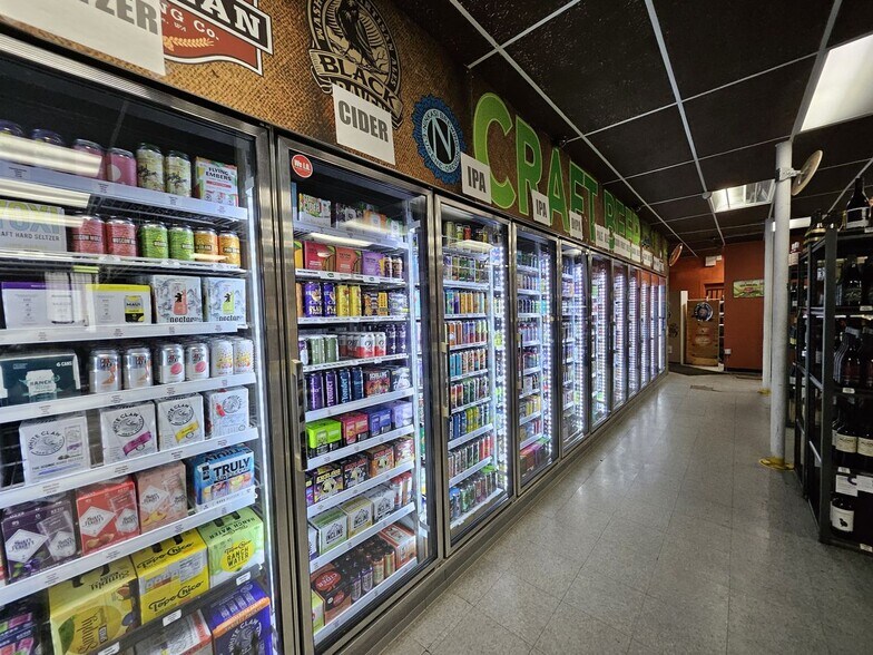 More Photos Of 14401 Greenwood Ave N, Seattle Freestanding For Sale