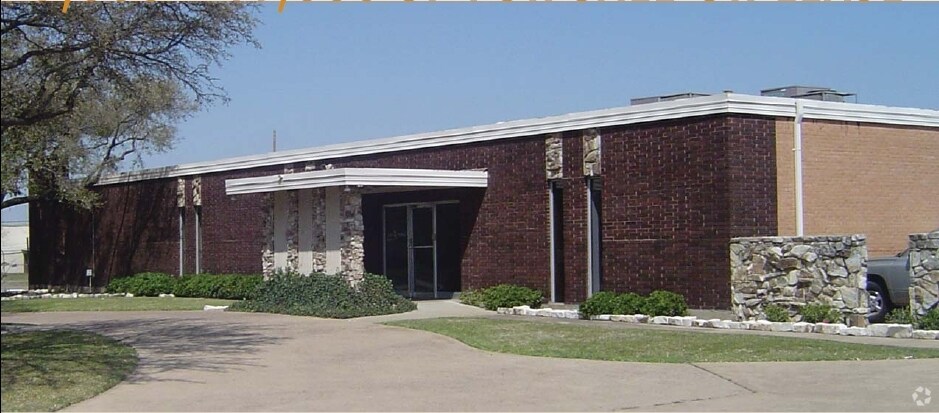 More Photos Of 300 S Kirby St, Garland Warehouse For Lease