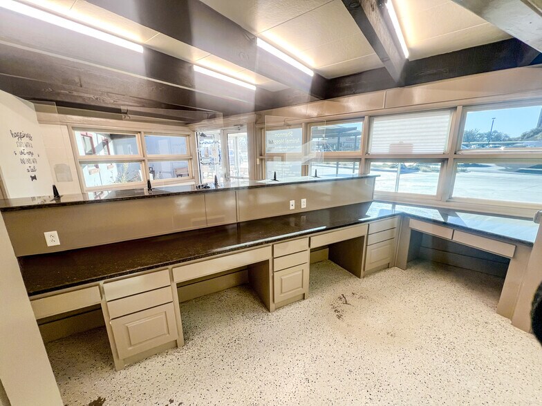More Photos Of 3400 N Big Spring St, Midland Veterinarian Kennel For Sale