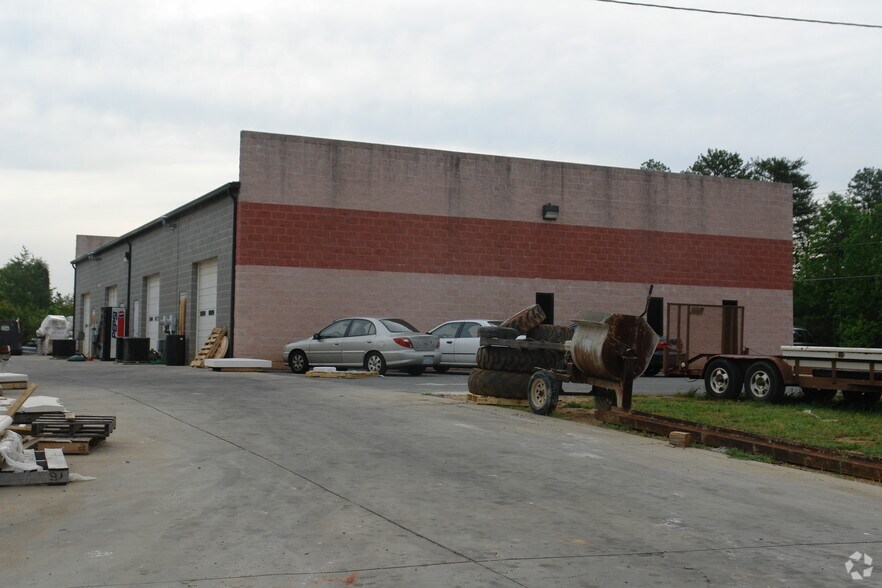 More Photos Of 7491 Hagens Hollow Dr, Denver Warehouse For Lease