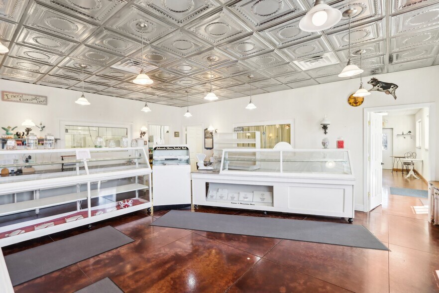 More Photos Of 680 Enterprise Dr, Lake Mills General Retail For Sale