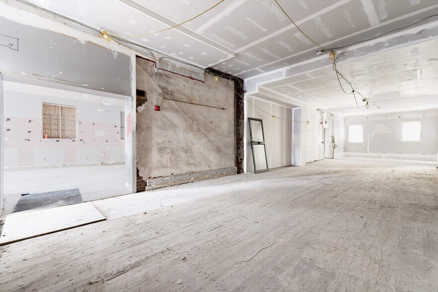 More Photos Of 90 John St S, Hamilton Storefront Retail Residential For Lease