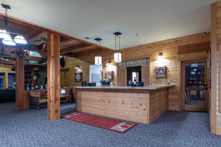 More Photos Of 41-45 Lakeshore Dr, Sagle Hotel For Sale