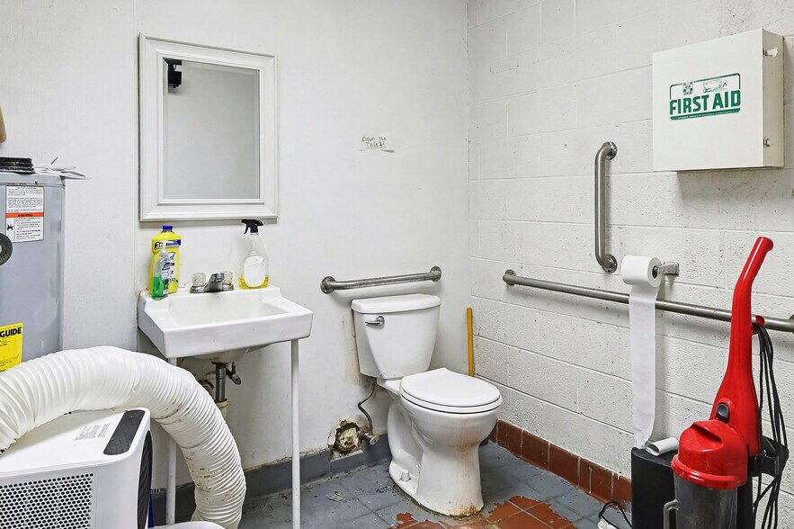 More Photos Of 302-306 S Cedar St, Mason Freestanding For Sale