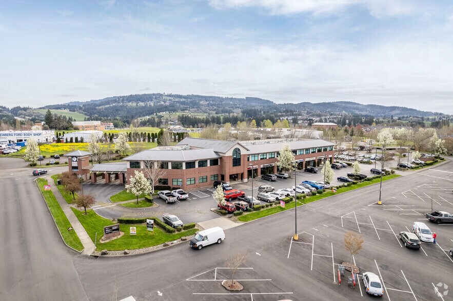 More Photos Of 901 N Brutscher St, Newberg Loft Creative Space For Lease