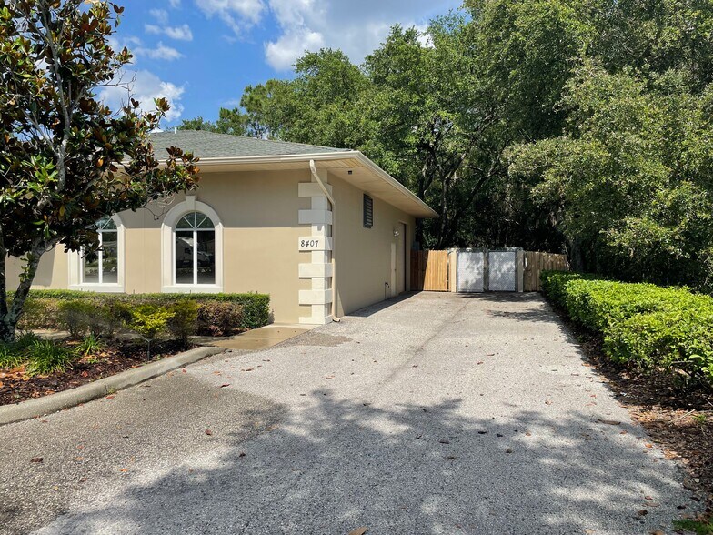 More Photos Of 8407 Pinehurst Dr, Tampa Office For Lease