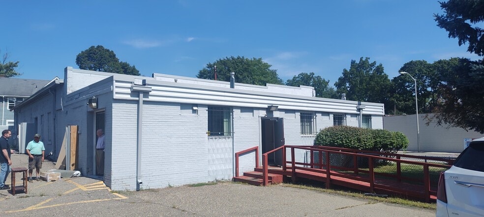 More Photos Of 333 N Perry St, Pontiac Freestanding For Sale