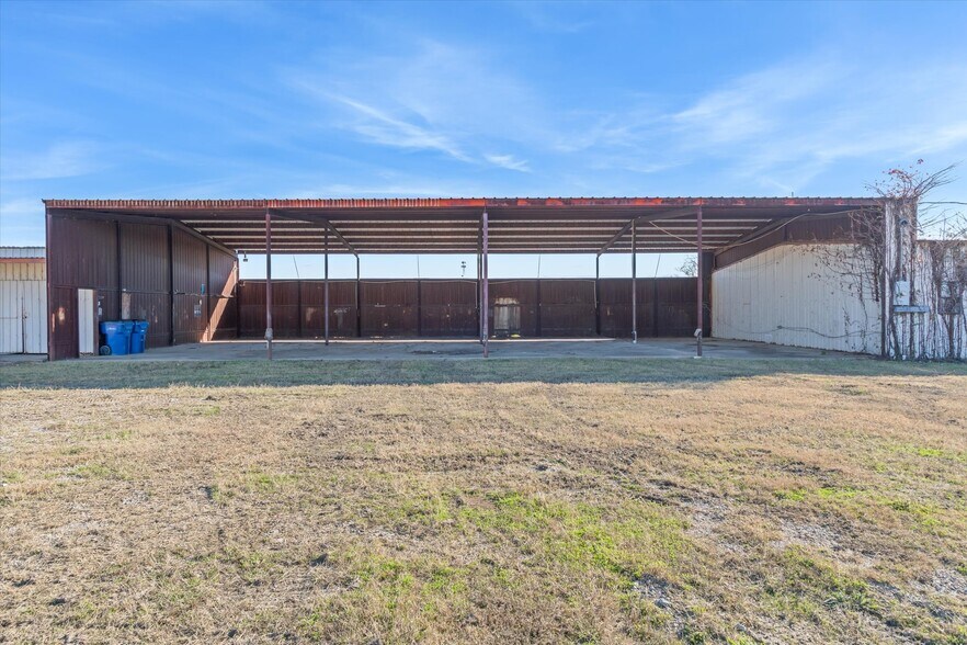 More Photos Of 9474 US-175, Kemp Flex For Sale