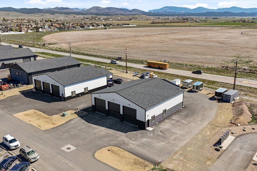 More Photos Of 7535 Roughsawn Dr, Helena Showroom For Lease