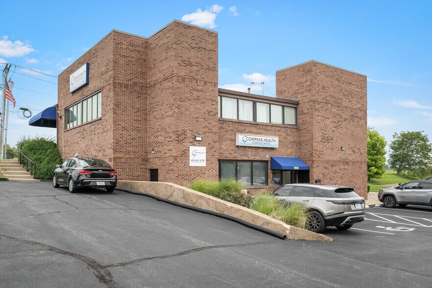 Primary Photo Of 1985 Bluestone Dr, Saint Charles Medical For Sale
