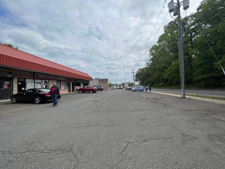 More Photos Of 2652-2690 E Main St, Bridgeport General Retail For Lease