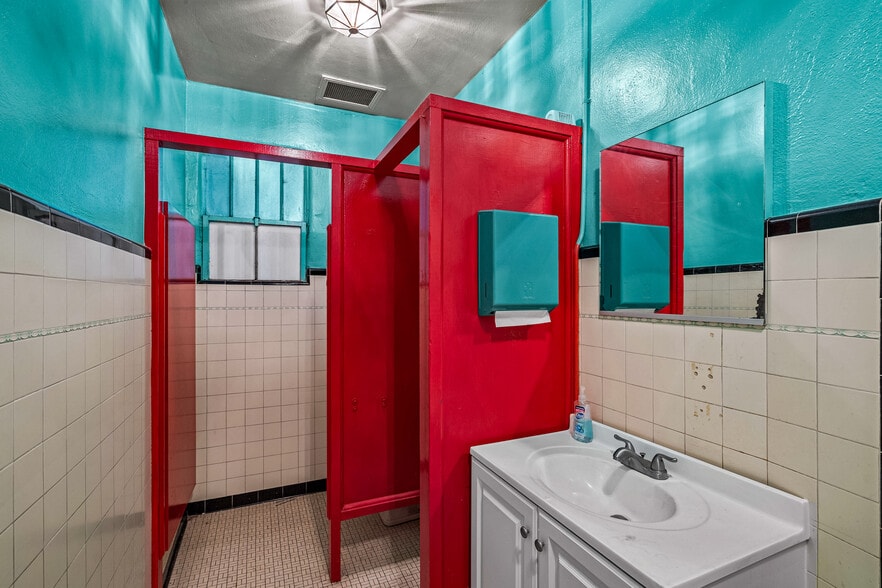 More Photos Of 143 SE H St, Grants Pass Theater Concert Hall For Sale