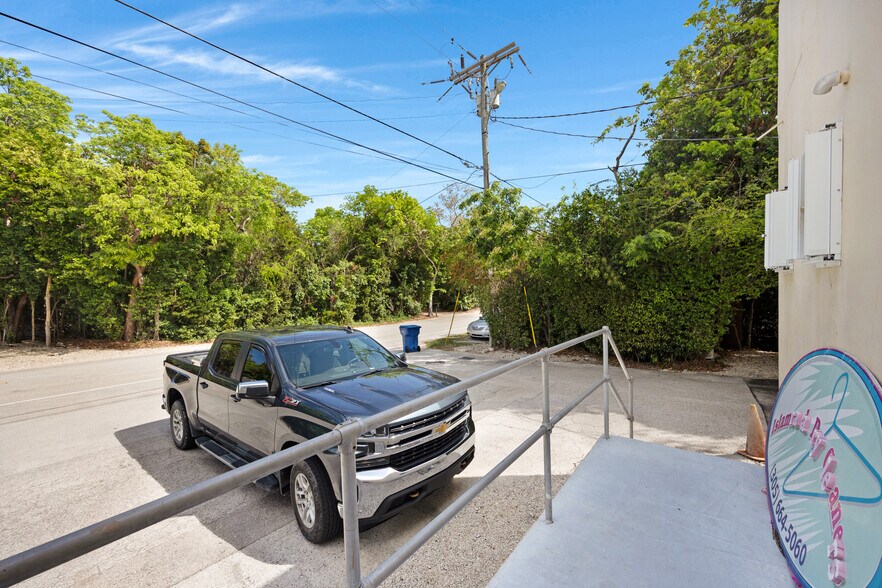 More Photos Of 89015 Overseas Hwy, Tavernier Office For Sale