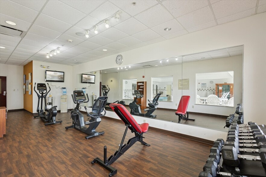 More Photos Of 2750 Fortune Cir W, Indianapolis Hotel For Sale