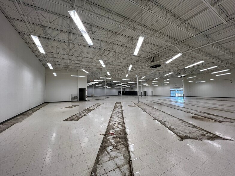 More Photos Of 3632 S Scatterfield Rd, Anderson Freestanding For Lease