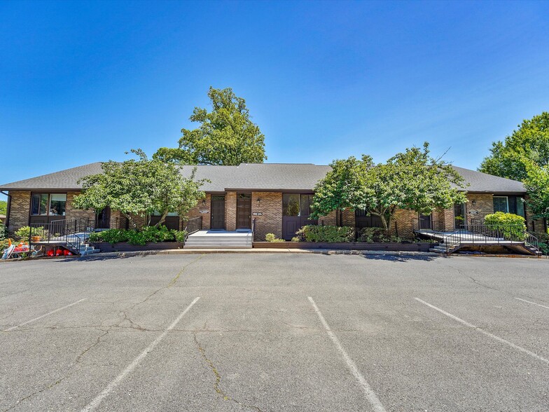 More Photos Of 311 Maple Ave W, Vienna Medical For Lease