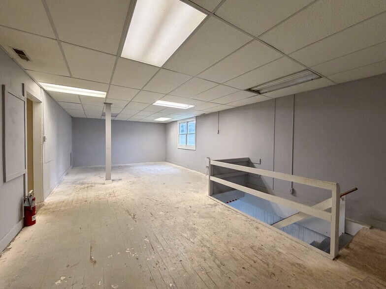 More Photos Of 47 Billard St, Meriden Showroom For Sale