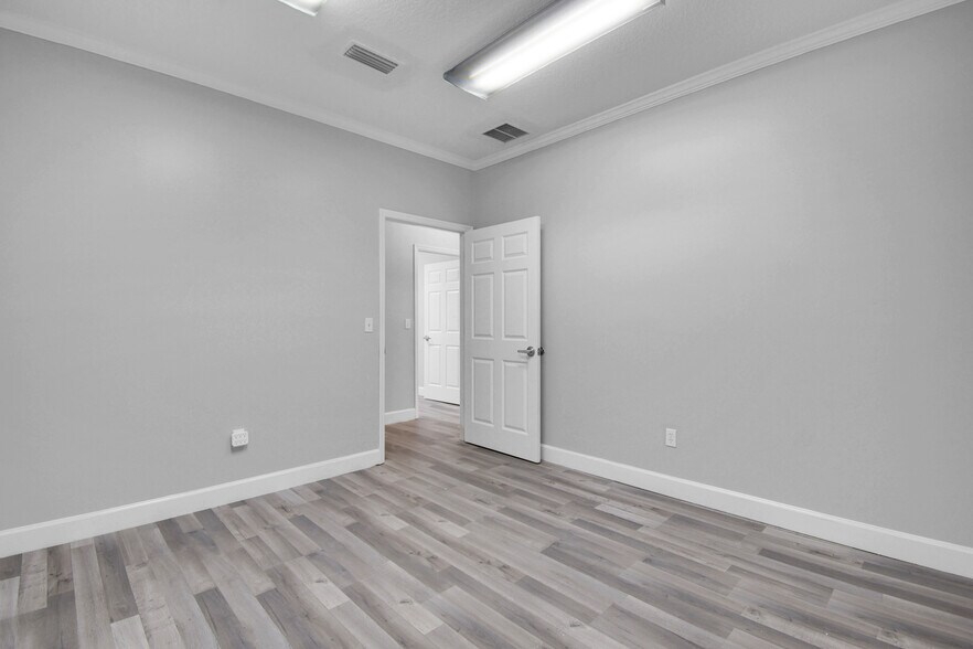 More Photos Of 9905 Old St Augustine Rd, Jacksonville Medical For Lease