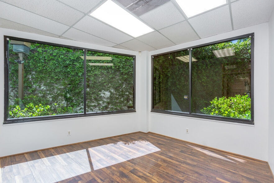 More Photos Of 23030 Lyons Ave, Santa Clarita Medical For Lease