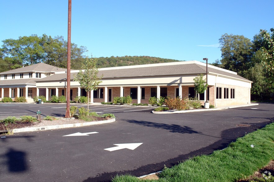 More Photos Of 2 Tamarack Rd, Andover Freestanding For Lease