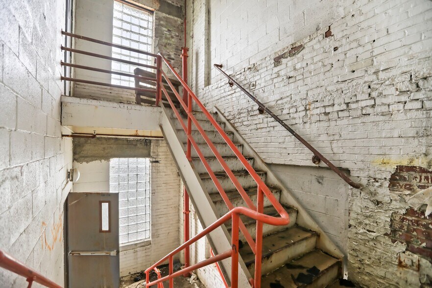 More Photos Of 636 E State St, Trenton Warehouse For Lease