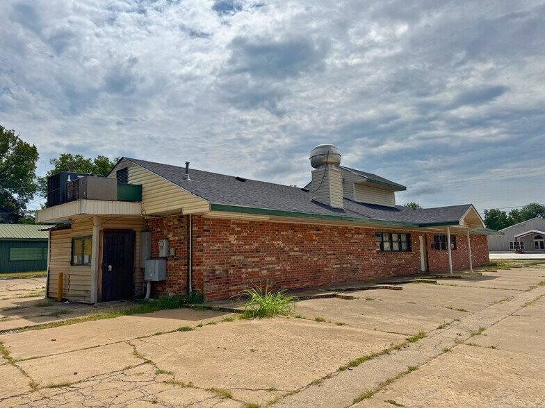 More Photos Of 520 W Broadway, Seminole Flex For Sale