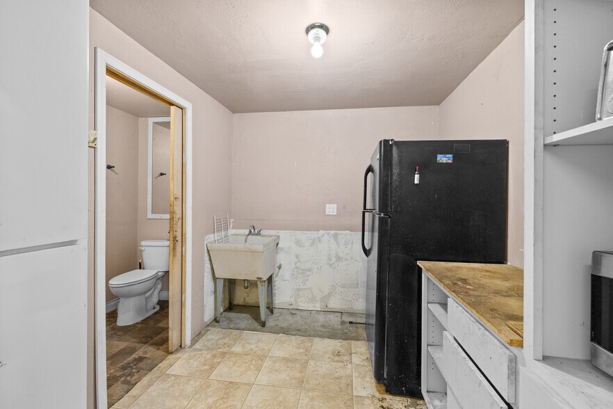 More Photos Of 744 S Grape St, Medford Industrial For Sale