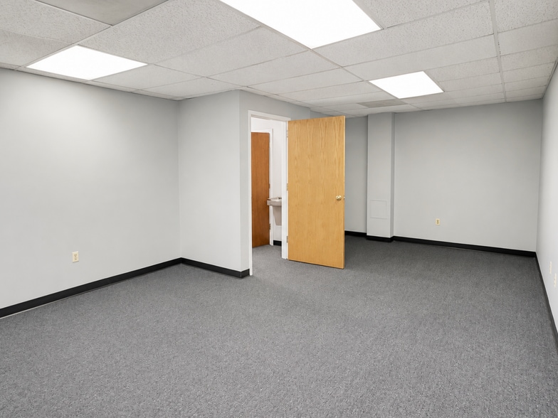 More Photos Of 1342-1360 Old Bridge Rd, Woodbridge Medical For Lease