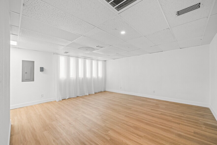 More Photos Of 5135 69th St, Lubbock Freestanding For Lease