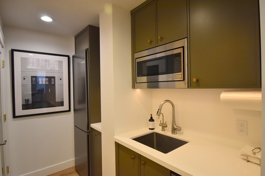 More Photos Of 22 Bayview Ave, Manhasset Office For Sale