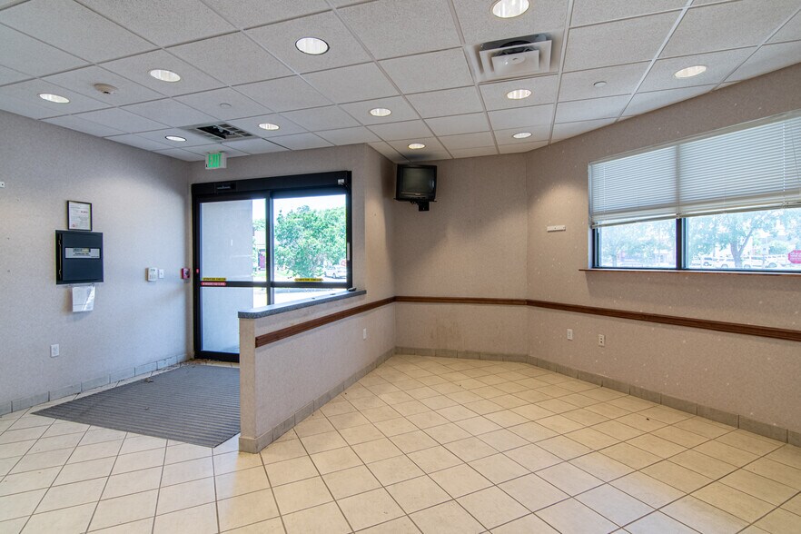 More Photos Of 201 W 5th St, Bonham Medical For Lease