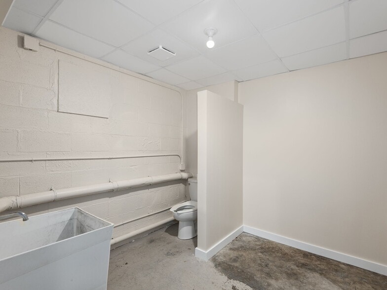 More Photos Of 732 Jonesborough St, Hendersonville Warehouse For Lease