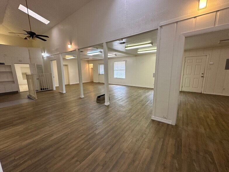 More Photos Of 6628 Crestway Dr, San Antonio Flex For Sale