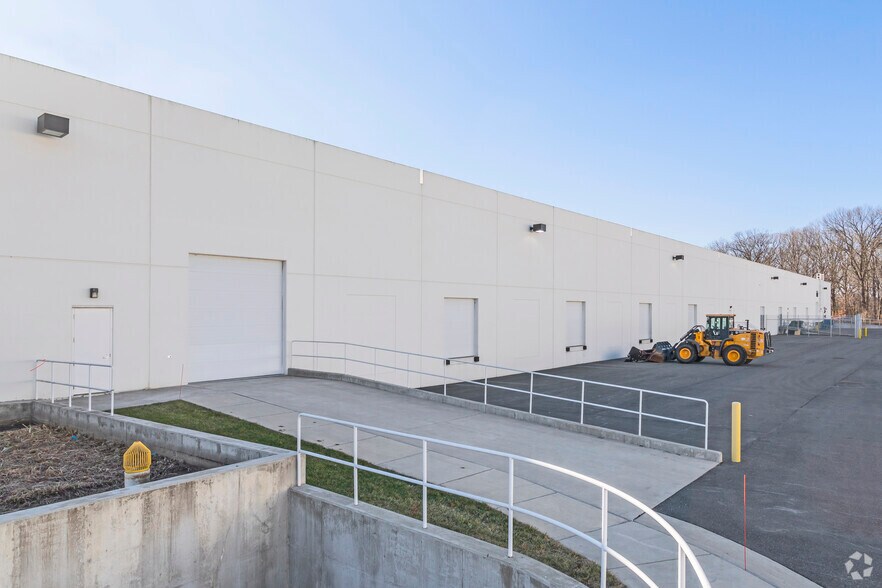 More Photos Of 8787 Snouffer School Rd, Gaithersburg Warehouse For Lease