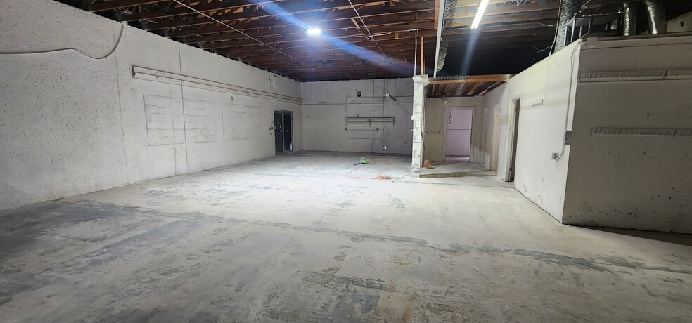 More Photos Of 284 S Center St, Pierson Auto Repair For Lease