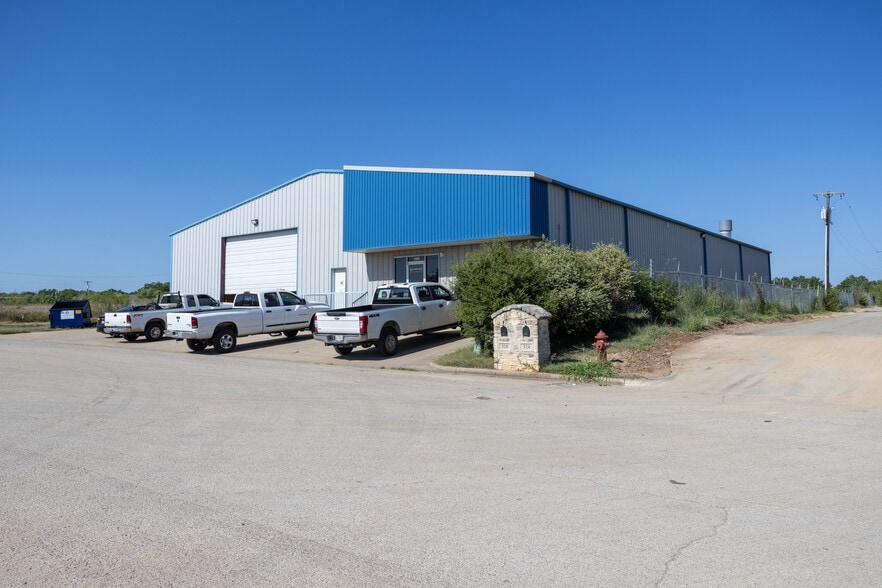 More Photos Of 328 Thomas Pl, Everman Manufacturing For Sale