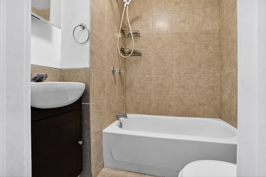 More Photos Of 2278-2296 Av Bourbonnière, Montréal Apartments For Sale