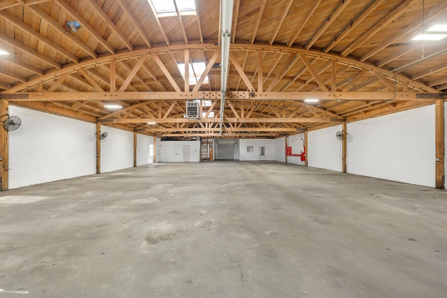 More Photos Of 821 W Olive St, Inglewood Warehouse For Lease