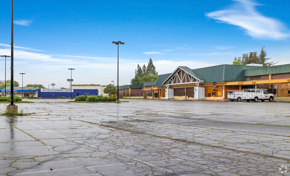 More Photos Of 2800 Sisk Rd, Modesto Storefront For Sale