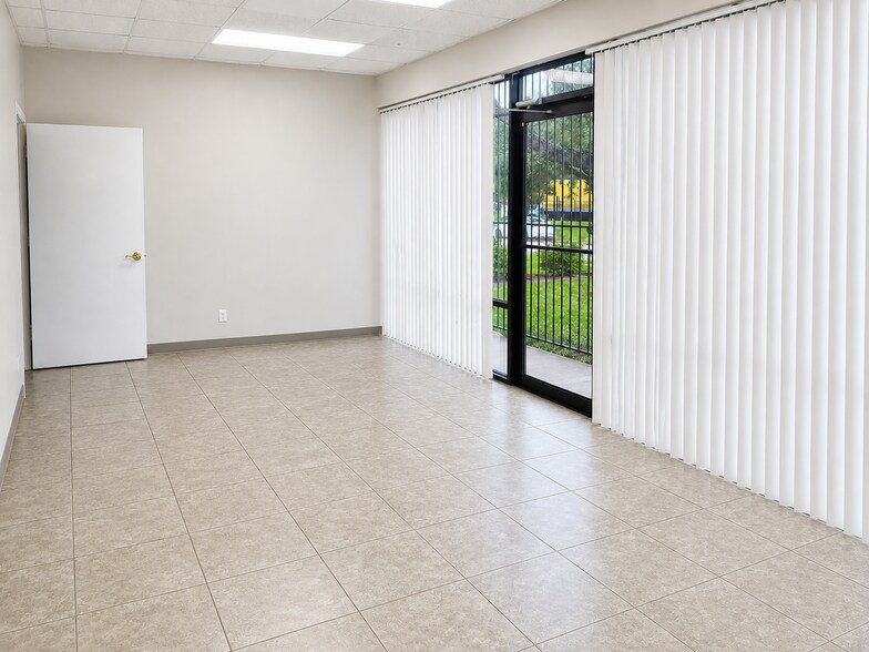 More Photos Of 10801 Brooklet Dr, Houston Warehouse For Lease