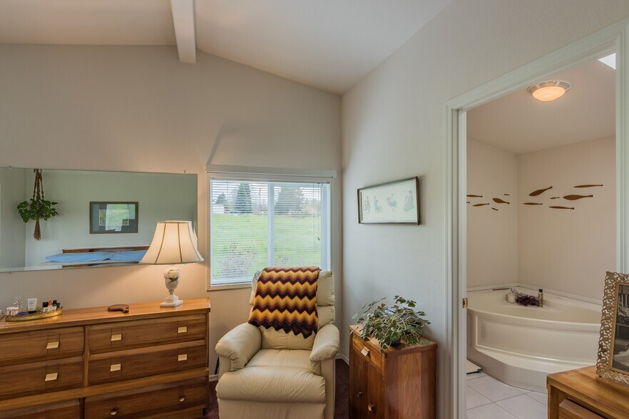 More Photos Of 941 SW Alder St, Dundee Warehouse For Sale