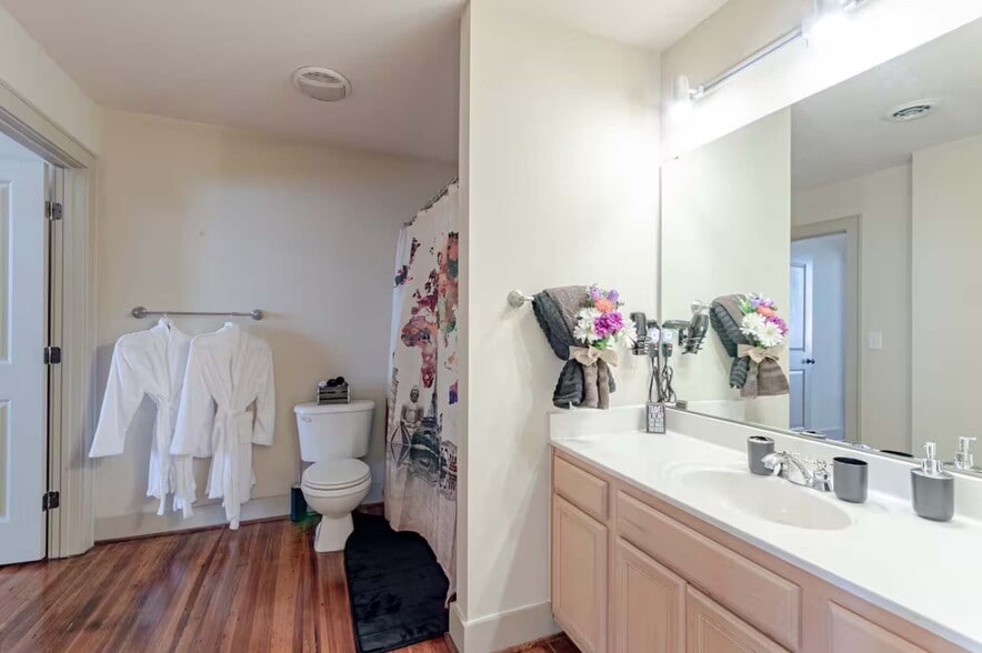 More Photos Of 304 Church St, Central Apartments For Sale