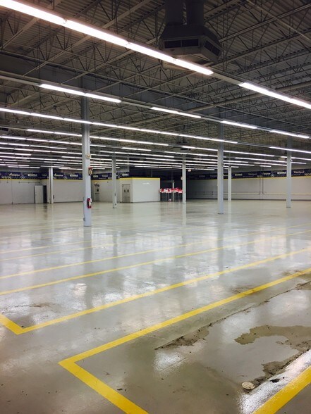 More Photos Of 820-822 Summit Plaza, Elgin Unknown For Lease