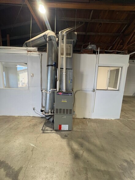 More Photos Of 2324 Railroad Ave, Redding Warehouse For Lease