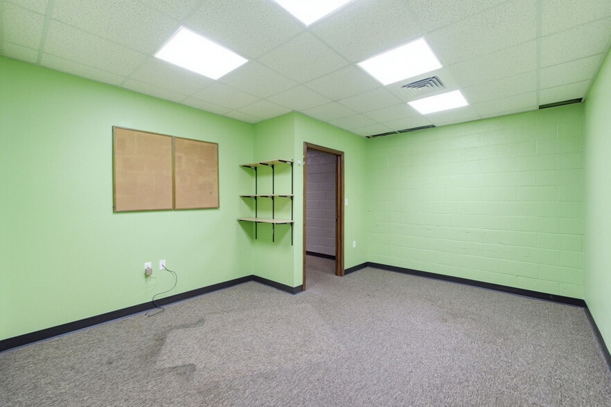 More Photos Of 1445 S Glenstone Ave, Springfield General Retail For Lease